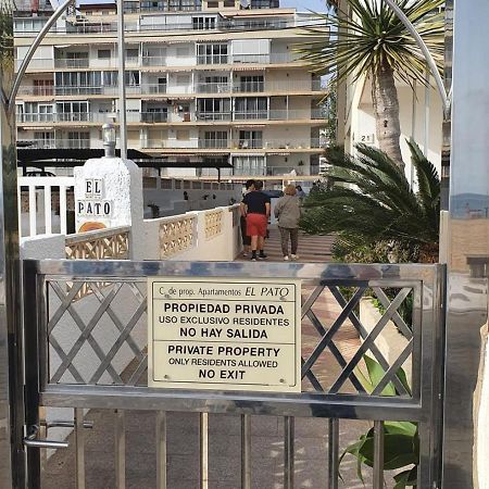 First Line Apartment With 3 Bedrooms And Seaviews Benidorm Bagian luar foto