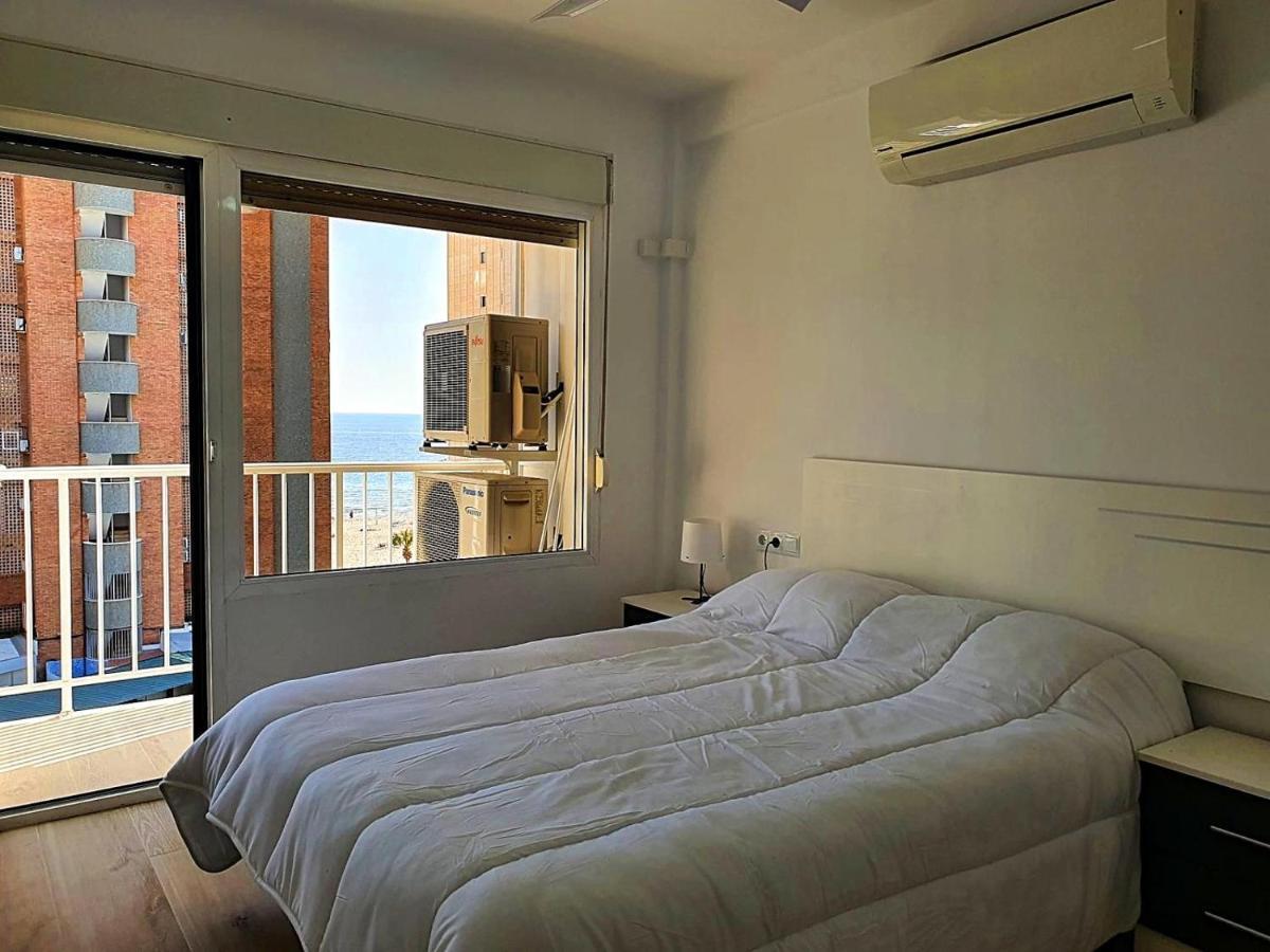 First Line Apartment With 3 Bedrooms And Seaviews Benidorm Bagian luar foto