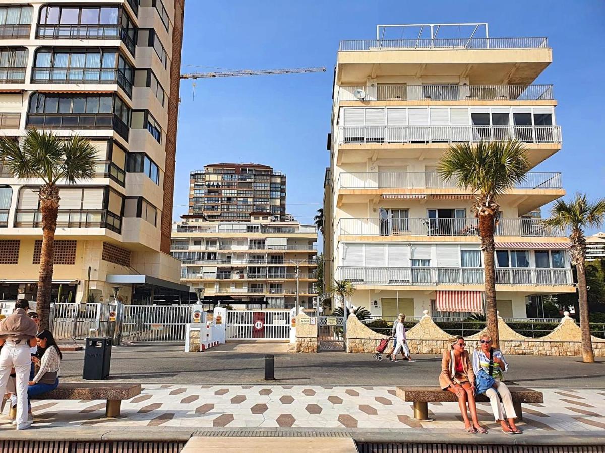 First Line Apartment With 3 Bedrooms And Seaviews Benidorm Bagian luar foto